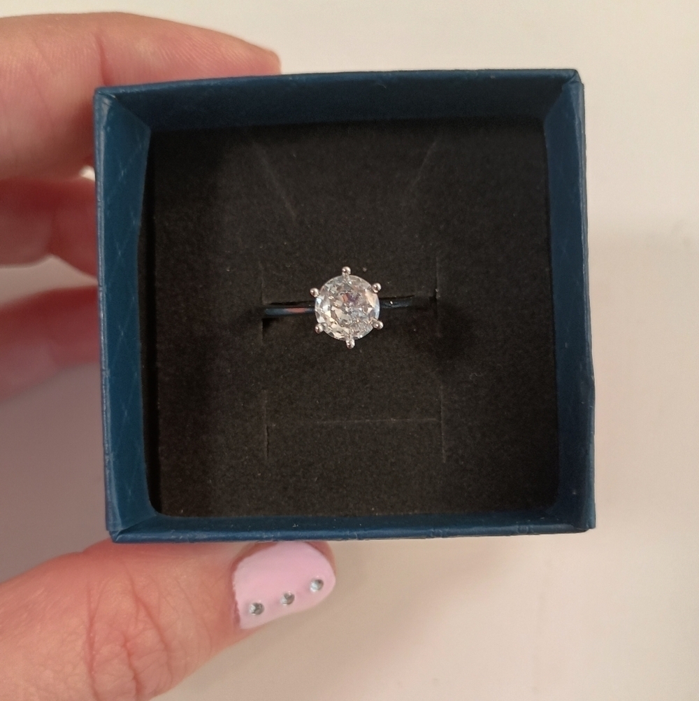 New Elegant 1 ct S925 Sterling Silver Moissanite  Style Ring
